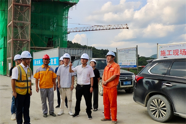 卓豪(右3)在邁灣水利工程審計中核查大壩建設情況