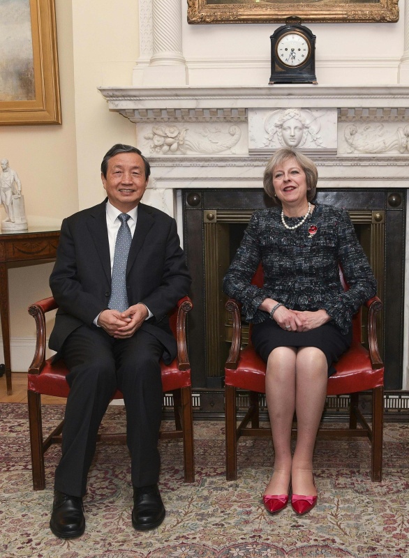 11月9日,出席第八次中英經濟財金對話的國務院副總理馬凱(左)在英國倫敦會見英國首相特雷莎·梅。新華社記者 韓巖 攝